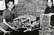 50年代的小童群益會，其中一項活動是教小朋友織藤椅，以掙取生活費。（圖片由小童群益會提供） 