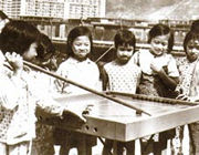 康樂棋是小童群益會吸引孩童其中一項必殺技，圖為60年代孩童於群益會的天台中心玩樂照片。（圖片摘自《童步成長路》） 