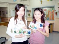 識別卡為與院友溝通的一種輔助工具，訓練員Rikki（右）和保健員Michelle（左），展示印有各種早餐圖片的識別卡，以供他們揀選。